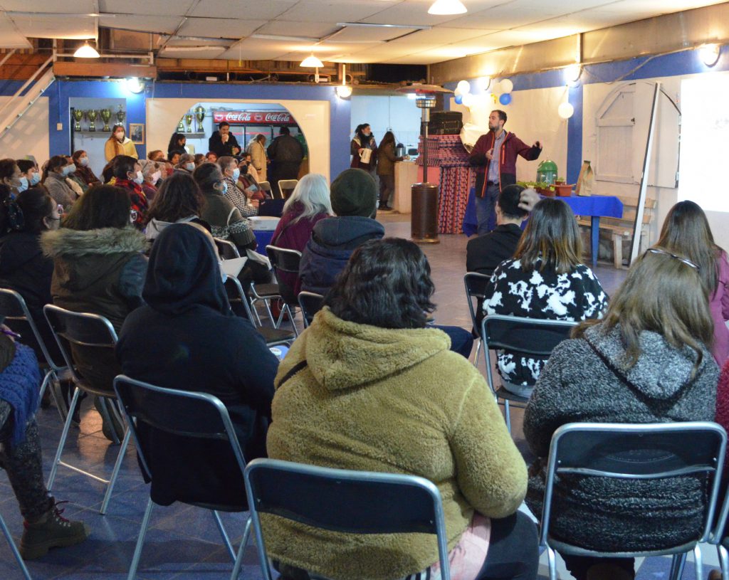 Cristalerías Chile y Municipalidad de Padre Hurtado realizan actividad sobre economía circular y huertos urbanos